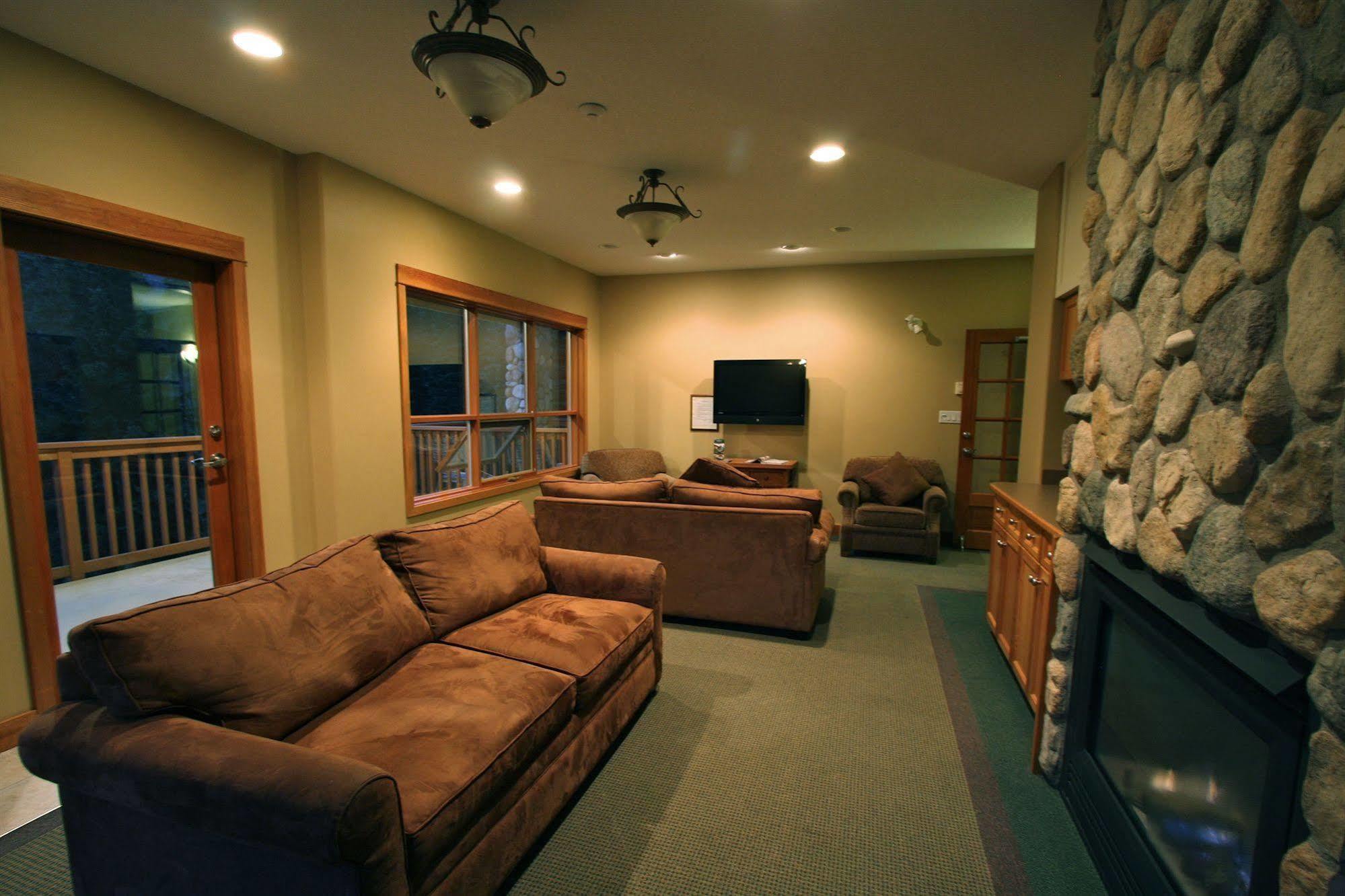 The Pinnacle Lodge Sun Peaks Bagian luar foto